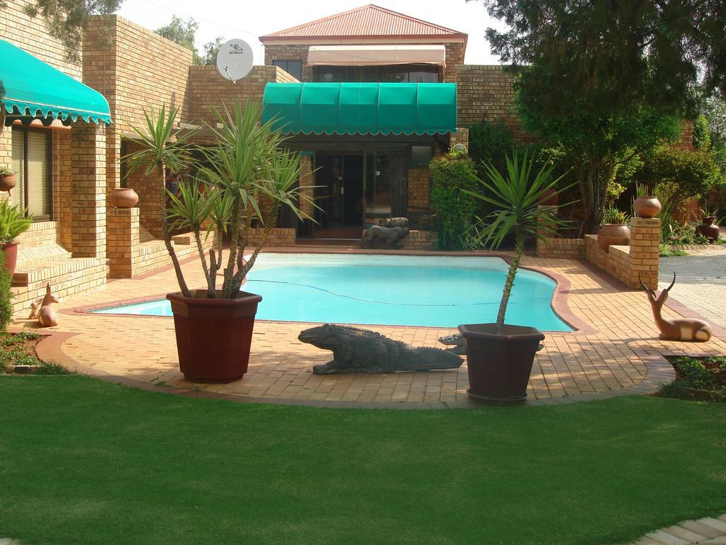 Boga Legaba Guest House & Conference Centre Mafikeng Exteriör bild
