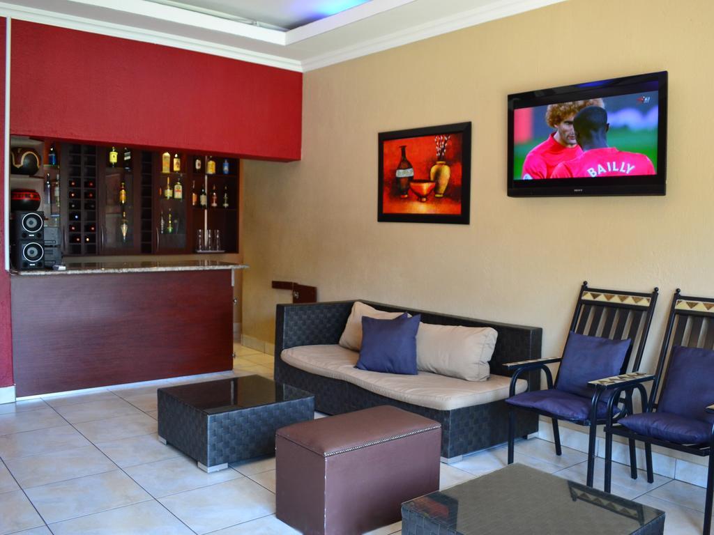 Boga Legaba Guest House & Conference Centre Mafikeng Exteriör bild