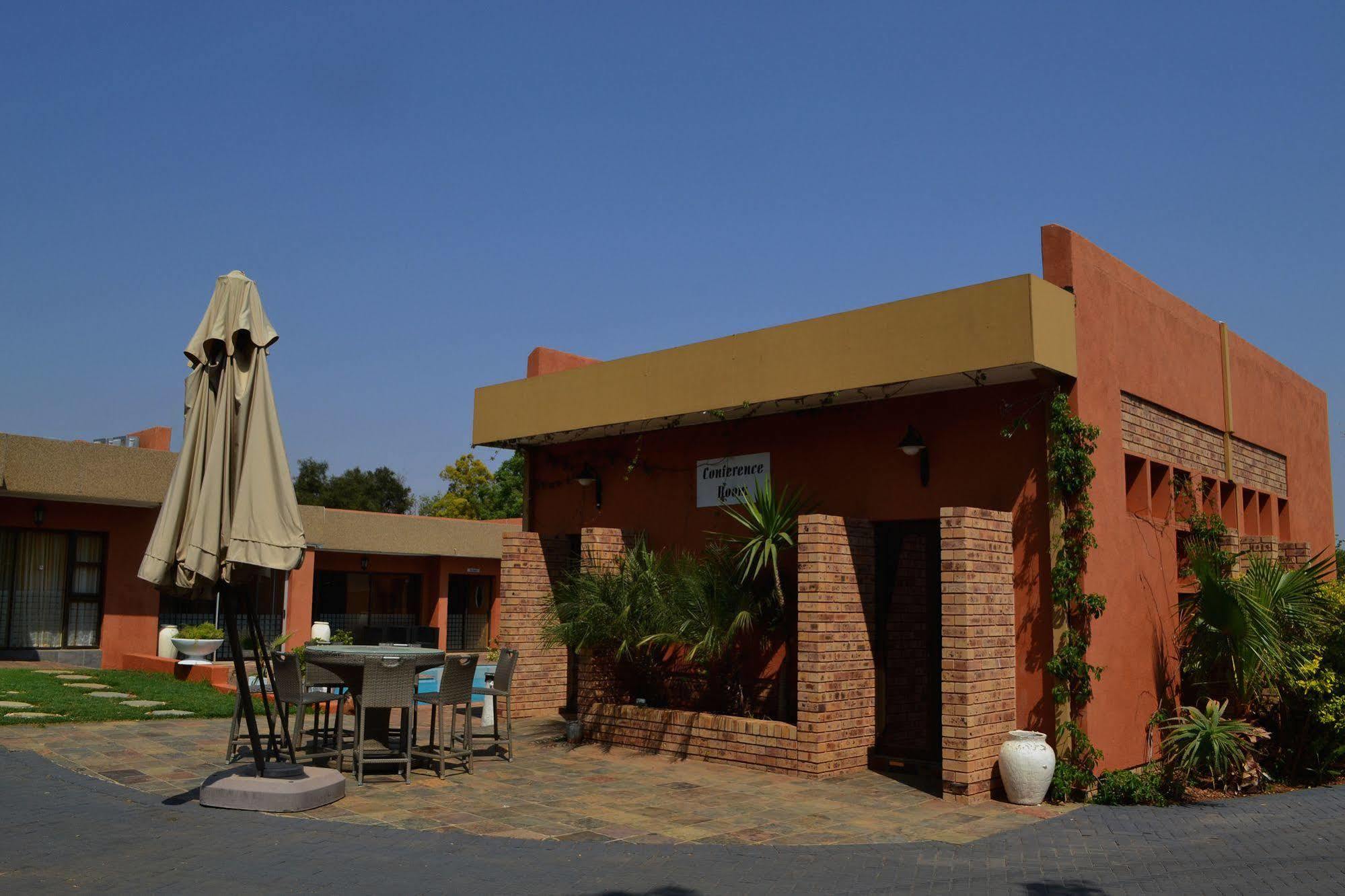 Boga Legaba Guest House & Conference Centre Mafikeng Exteriör bild