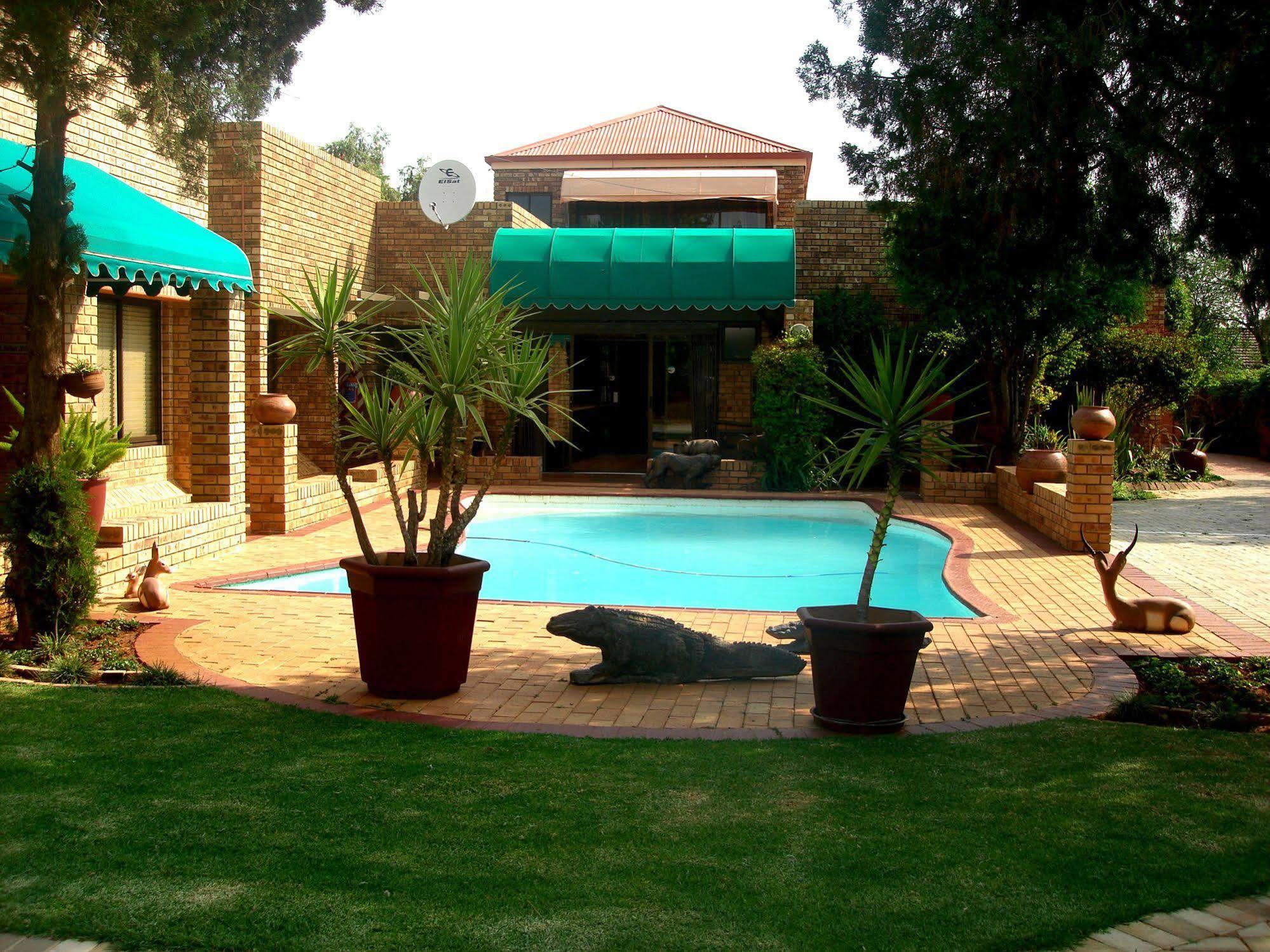 Boga Legaba Guest House & Conference Centre Mafikeng Exteriör bild
