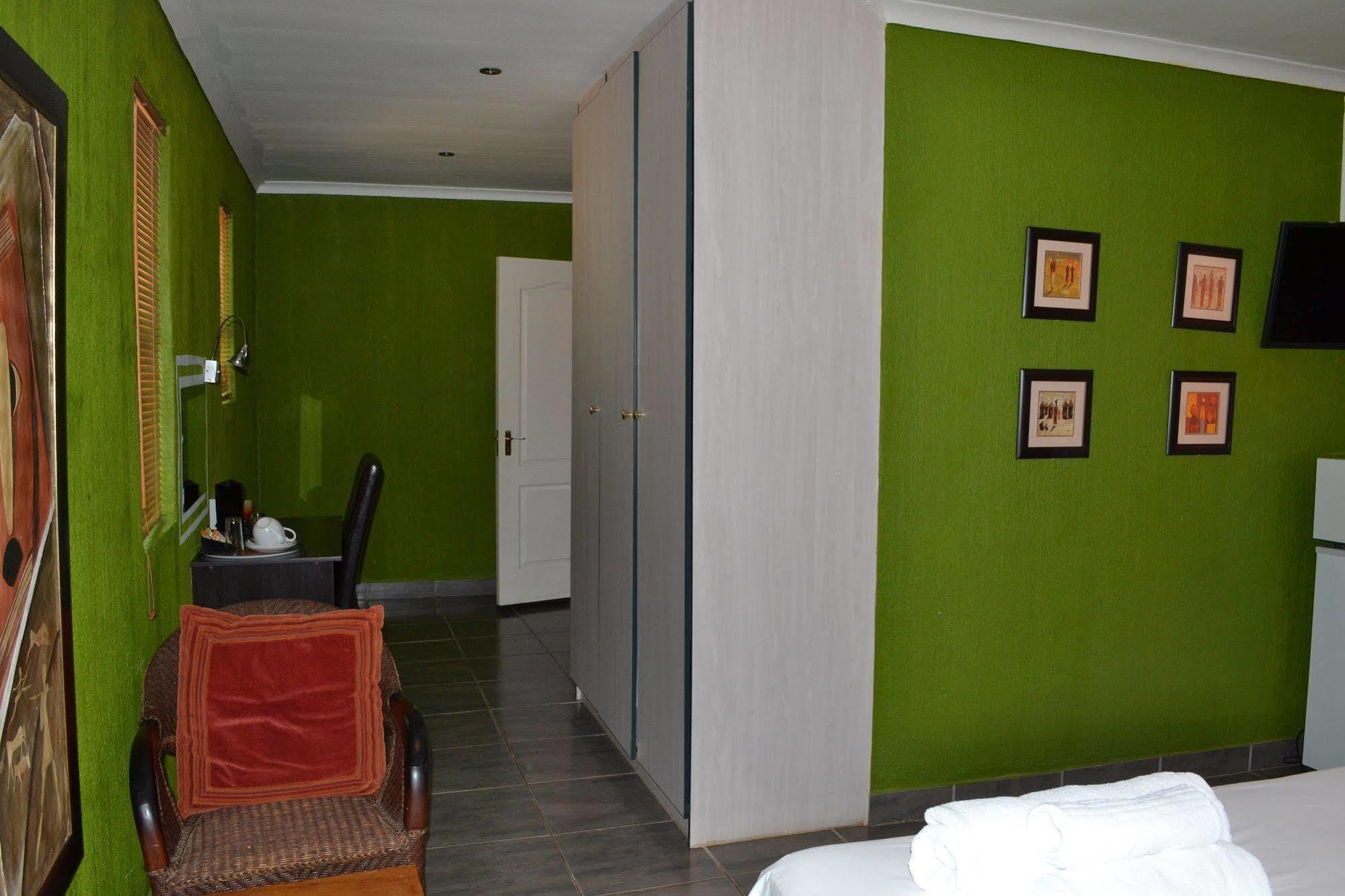Boga Legaba Guest House & Conference Centre Mafikeng Exteriör bild