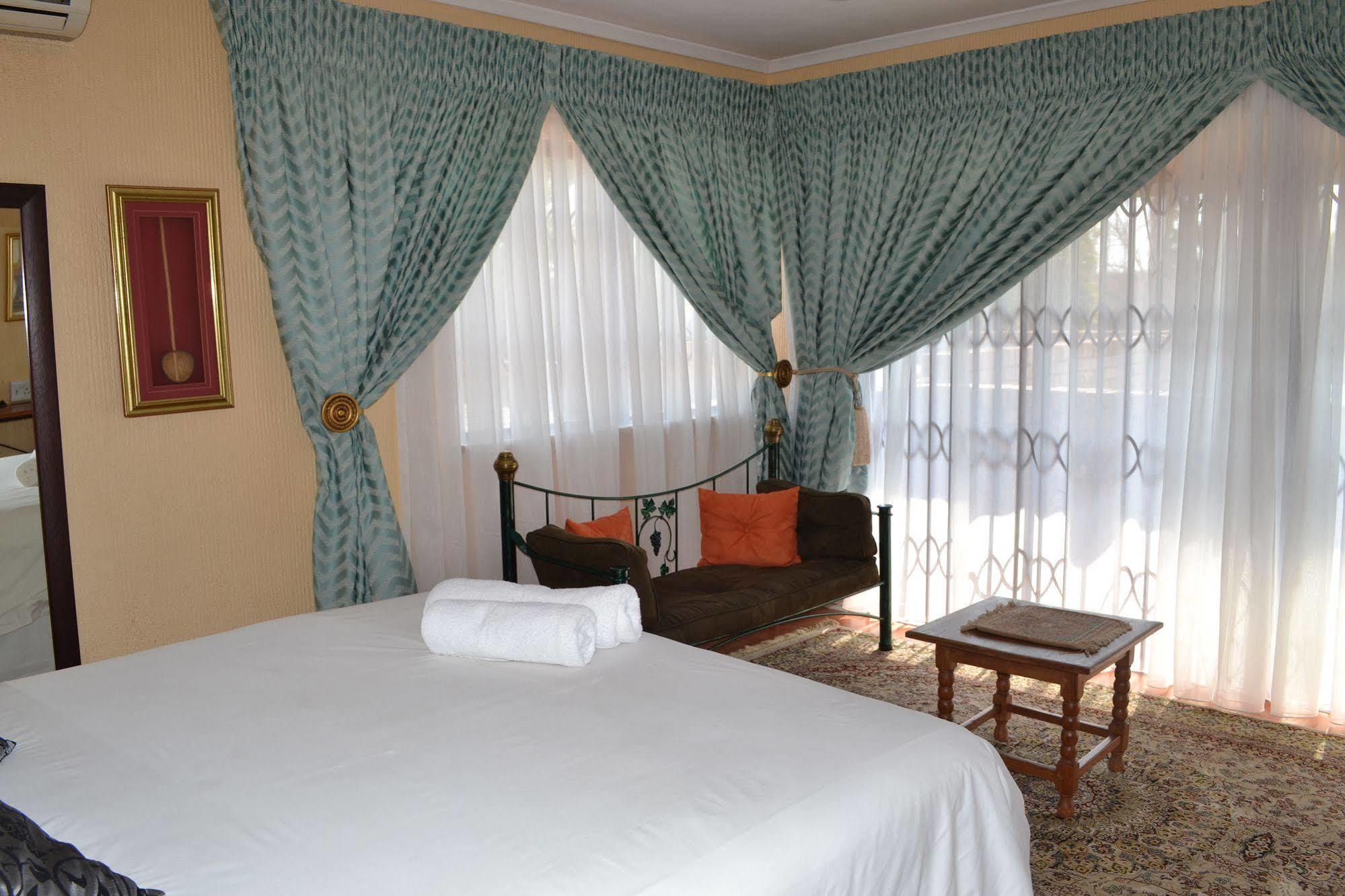 Boga Legaba Guest House & Conference Centre Mafikeng Exteriör bild